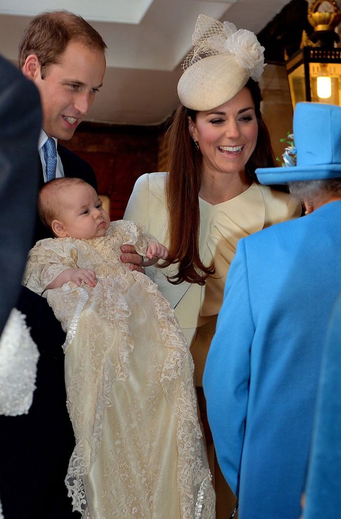 Während die Garderobe der Herren bei royalen Taufen weniger interessant ist für die Beobachter, liegt das Augenmerk auf den weiblichen Gästen. Queen Elizabeth II. entschied sich bei der Taufe ihres zu dem Zeitpunkt dritten Urenkelkinds, Prinz George, für eine veilchenblaue Kombination.