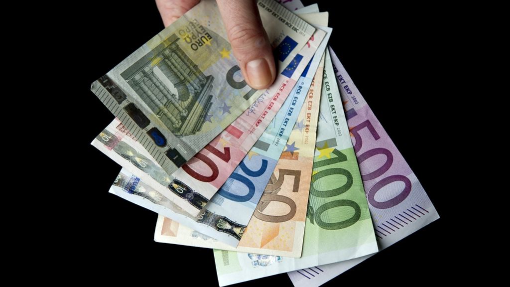 Fund in Stuttgart-Mitte: Frau gibt mehrere Hundert Euro ab