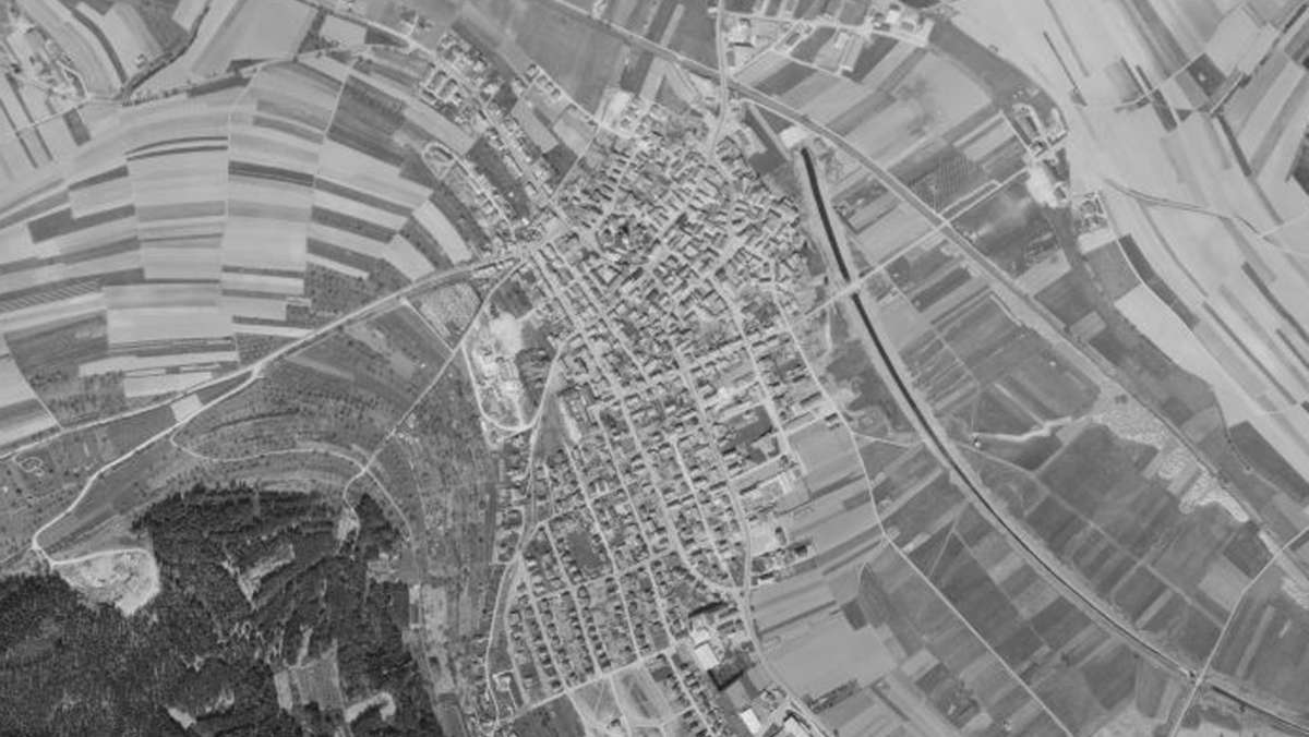 Luftbilderserie – BW von oben: Idylle vor den Toren der Reichsstadt