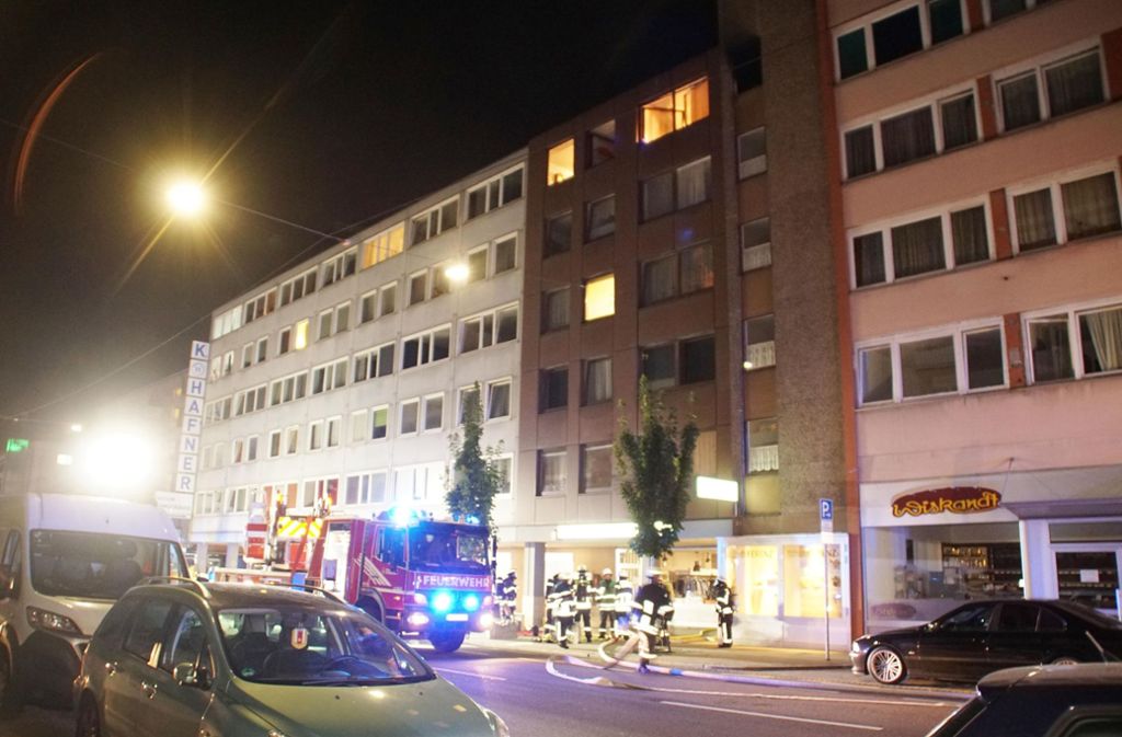 Das Feuer sei in einer Wohnung im fünften Stock ausgebrochen.