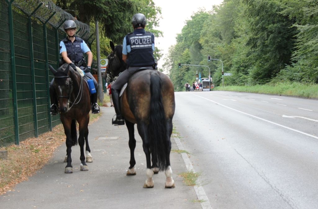 Die Reiterstaffel der Polizei war bei der musikalischen Protestaktion ebenfalls vertreten.