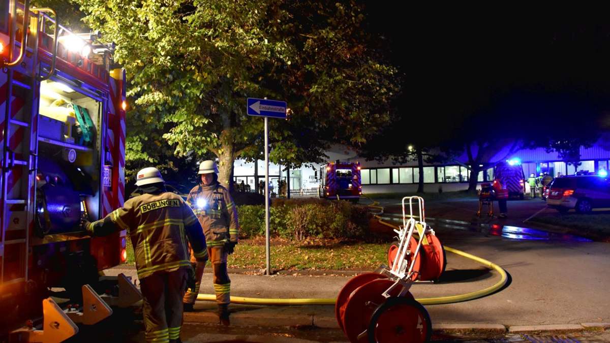 Bei Mercedes in Böblingen: Feuerwehr muss Roboter löschen