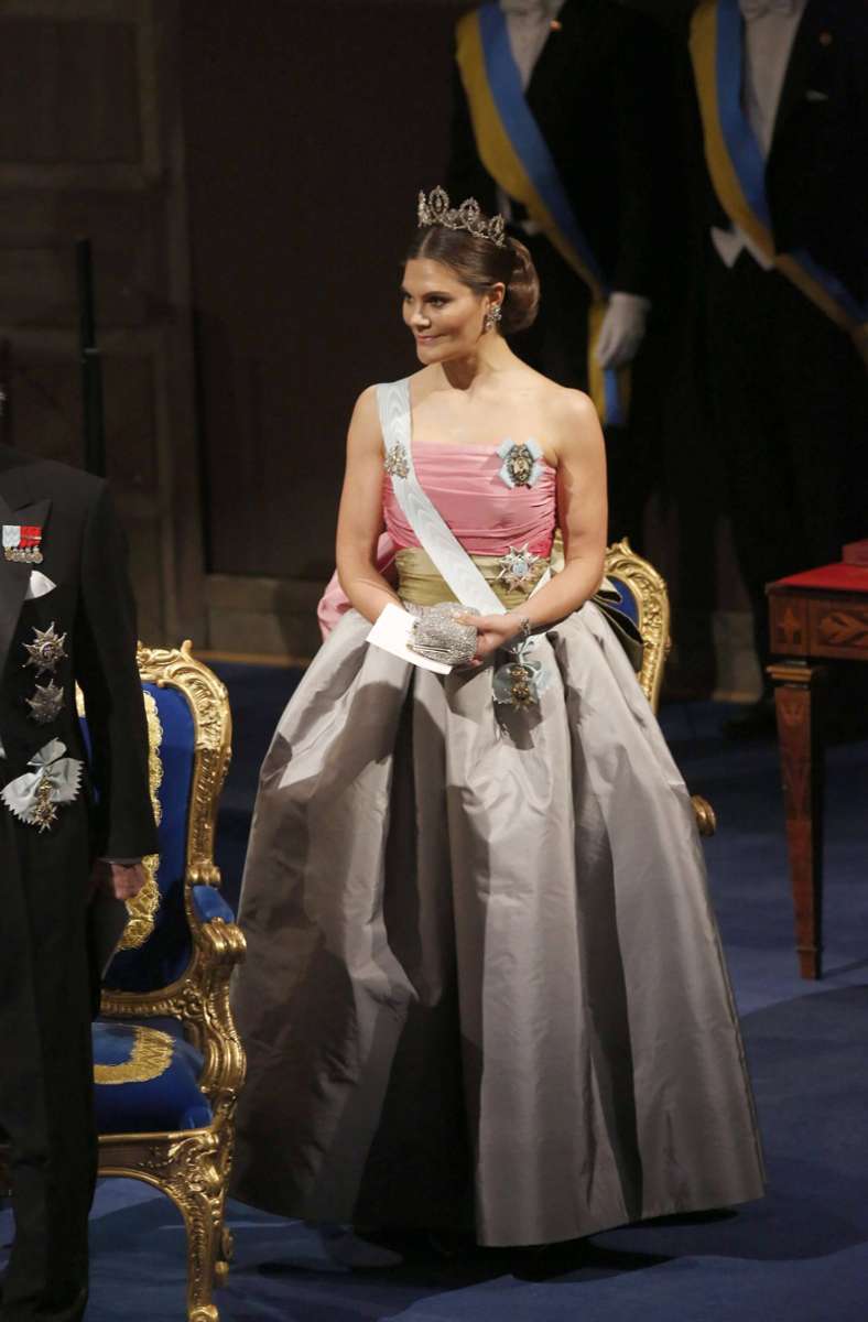 ... 23 Jahre später trug es zum gleichen Anlass Silvias Tochter, Kronprinzessin Victoria, im Jahr 2018.