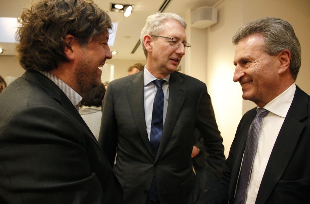 Angeregte Gespräche: EU-Kommissar Günther Oettinger (re.) mit StZ-Chefredakteur Joachim Dorfs (Mitte) und Christopher Ziedler