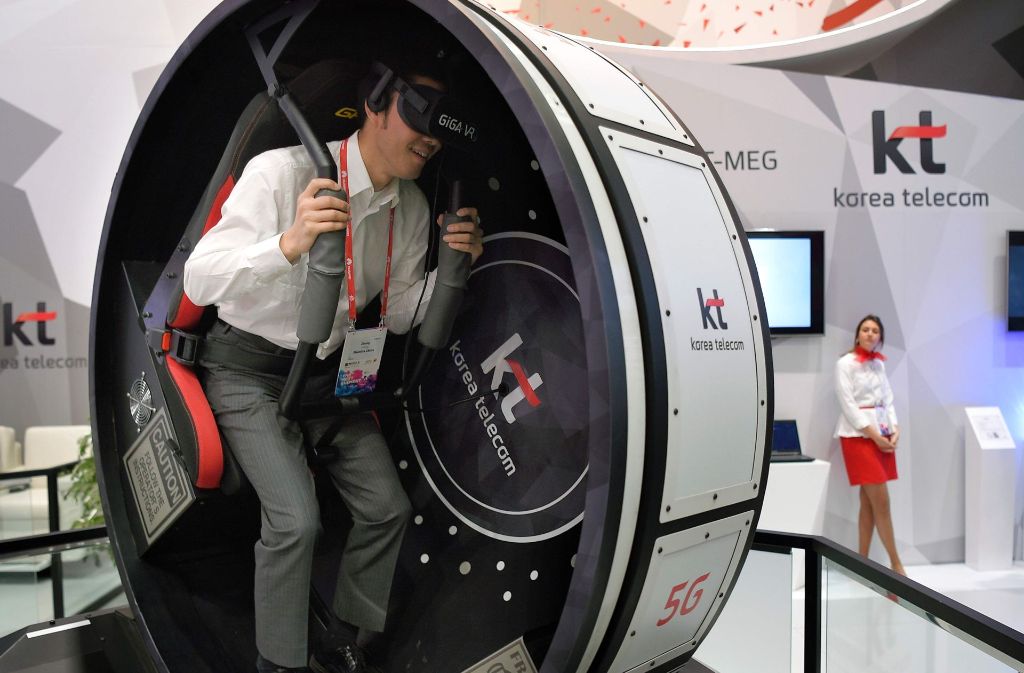 Ein Besucher testet eine Virtual Reality Tour durch Südkorea am Stand von Korea Telecom.