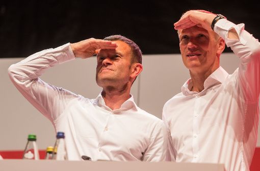 Jan Schindelmeiser (rechts, mit Marketingvorstand Jochen Röttgermann) plant die Zukunft. Foto: dpa