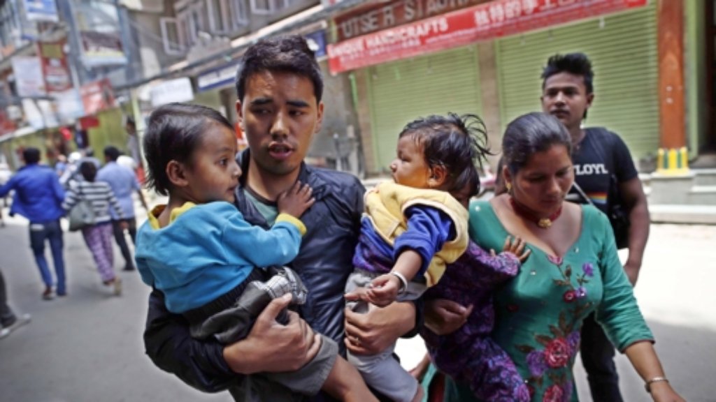 In Nepal hat es am Dienstag ein heftiges Nachbeben gegeben. Wieder gibt es Tote. Erst vor 17 Tagen hatte ein Erdbeben dazu geführt, dass mehrere tausend Menschen ums Leben gekommen waren. 