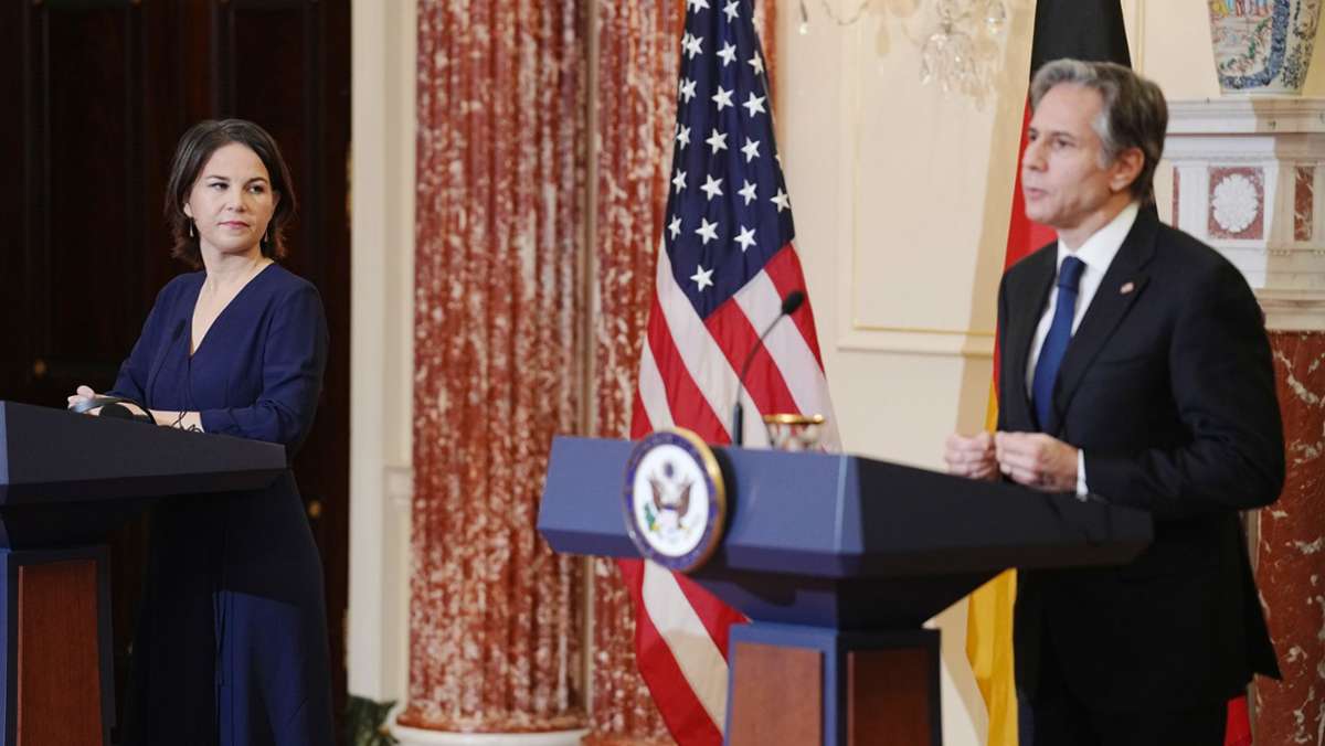  Deutschlands Außenministerin Annalena Baerbock und US-Außenminister Antony Blinken warnen Russland nach dem Vorgehen im Ukraine-Konflikt vor Konsequenzen. 