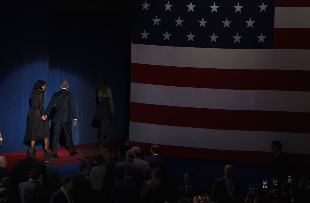 Unter dem Jubel der Zuhörer verlässt Obama nach etwas mehr einer Stunde das Kongresszentrum von Chicago, an seiner Seite geht seine Ehefrau Michelle. Das coolste Polit-Paar in der Geschichte der USA tritt ab.