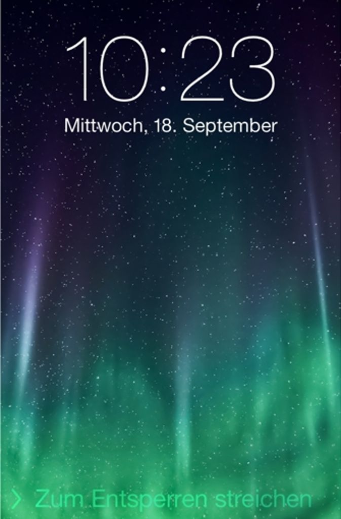 Den neuen Look von iOS 7 verdeutlicht bereits der Sperrbildschirm auf dem iPhone. Der klassische „Slide-to-Unlock“-Riegel ist verschwunden. In den Einstellungen erwartet den Anwender zudem eine Reihe eigens für die neue Version entworfener Hintergrundbilder.