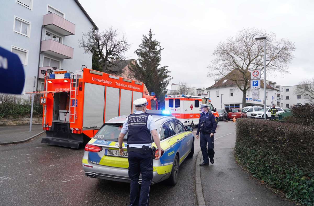 Eine 86-jährige Frau hat mit ihrem Auto in der Thorner Straße in Bad Cannstatt drei Fahrzeuge touchiert. Neben der Polizei war auch die Feuerwehr vor Ort.