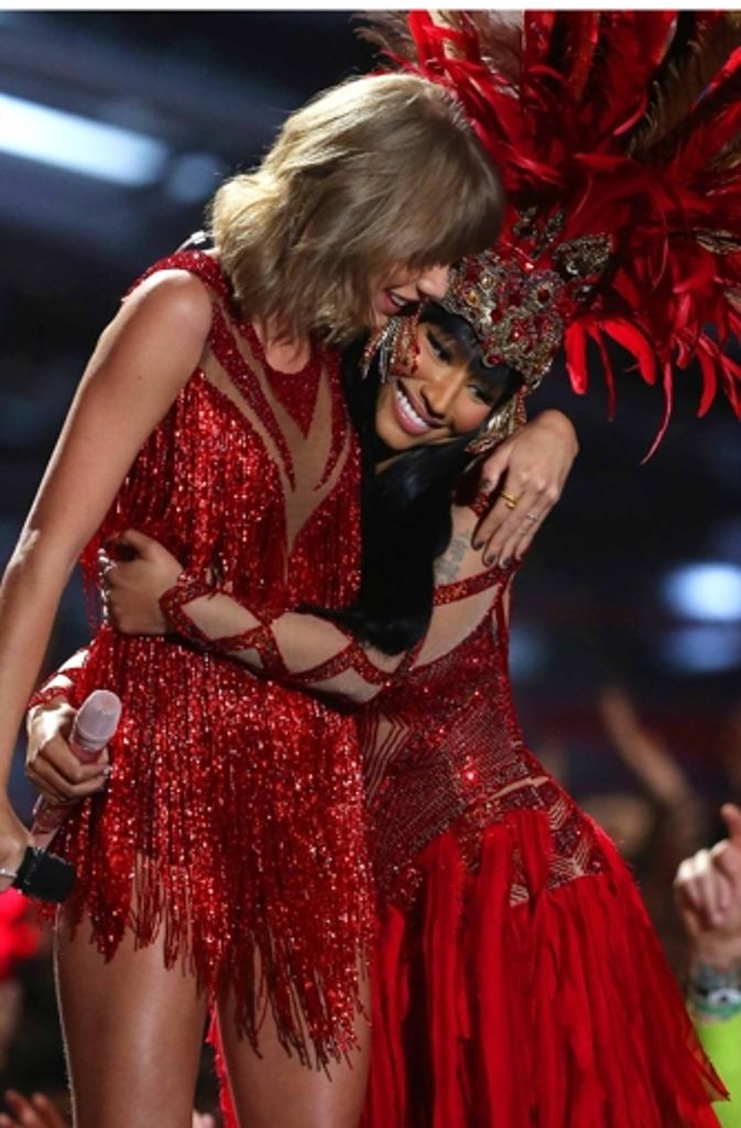 Wieder versöhnt: Sängerin Taylor Swift (25, links) und Rapperin Nicki Minaj (32) umarmen sich, nachdem sie sich zuvor bei Twitter angefeindet hatten.
