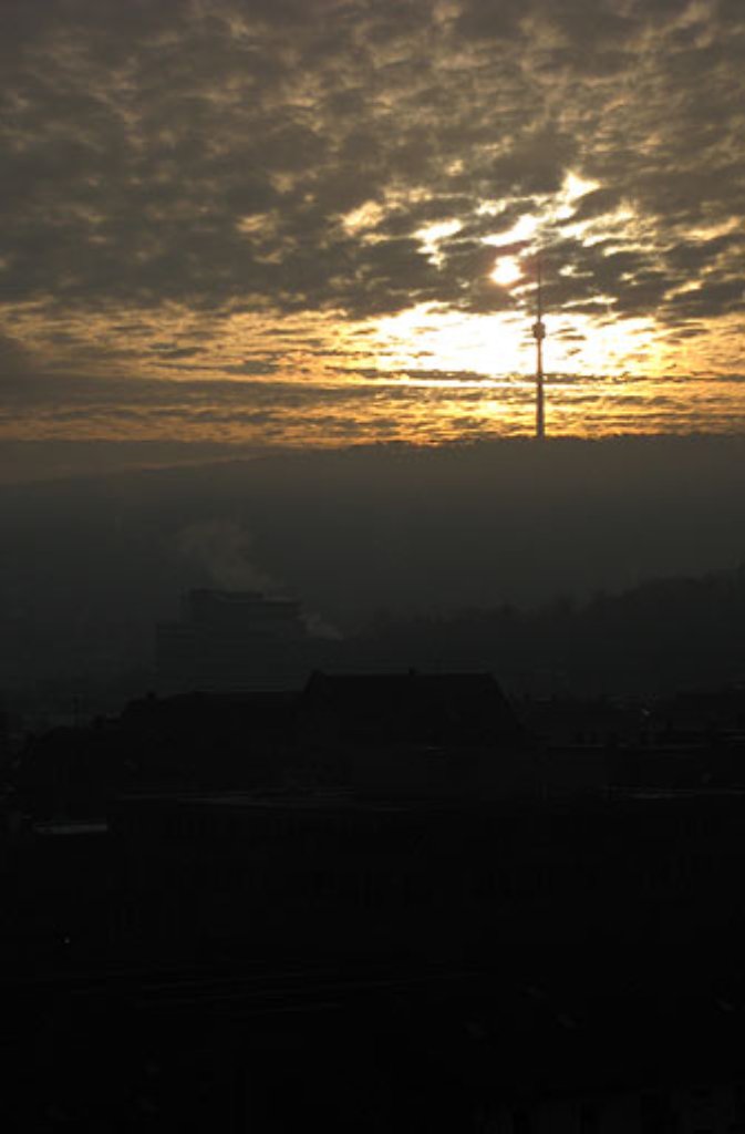 Früh aufgestanden ist Sebastian Henke, um diesen Sonnenaufgang mit Fernsehturm vor die Linse zu bekommen. Das Bild ist aus dem Küchenfenster seiner Wohnung (fünfter Stock) im Stuttgarter Westen entstanden.