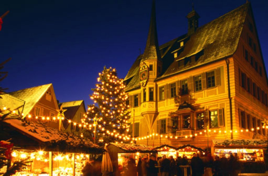In ein Lichtermeer verwandelt, lädt die Bietigheimer Altstadt zu einem stimmungsvollen Bummel in der Vorweihnachtszeit ein. Während vom 10. bis zum 20. Dezember etwa 40 liebevoll geschmückte Buden mit Kunsthandwerk, Antiquitäten und Süßigkeiten auf dem "Sternlesmarkt" verführen, locken auch Veranstaltungen am Wochenende. Die "Adventsmeile" am 12. Dezember und das "Weihnachtsdörfle" an den ersten beiden Adventswochenenden mit Open-Air-Adventskino und After-Work-Party runden die "Bietigheimer Weihnachtstrilogie" ab.
