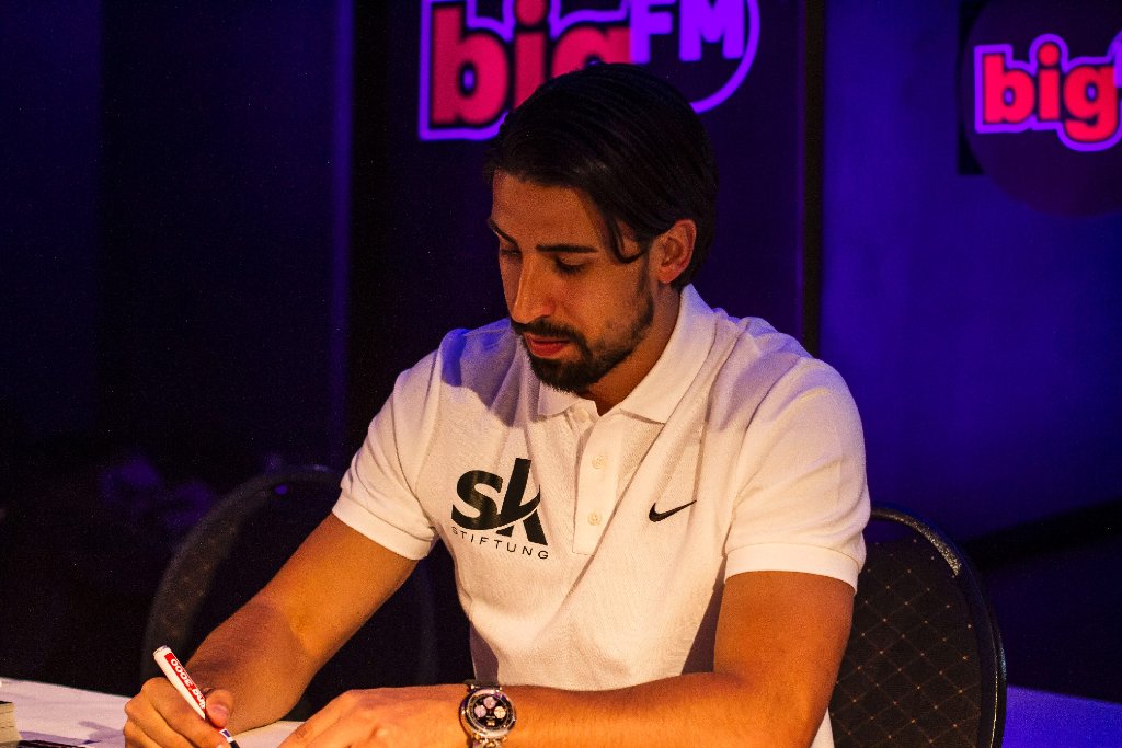 Sami Khedira gibt im neuen Club "The Bank Club" (ex - TO12) Autogramme.