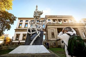 Lenk holt  S-21-Skulptur an den Bodensee