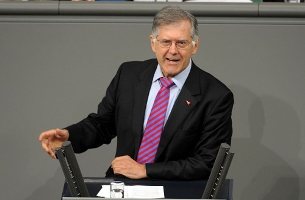 Der Linke-Politiker Michael Schlecht hat die meisten Abstimmungen im Bundestag verpasst. An 62 Abstimmungen war er nicht beteiligt. Schlecht war lange krank, wurde mehrfach operiert und war nicht reisefähig. Dem gegenüber stehen 13 Abgeordnete, die keine Abstimmung verpasst haben und viele, die nur an wenigen nicht beteiligt waren.