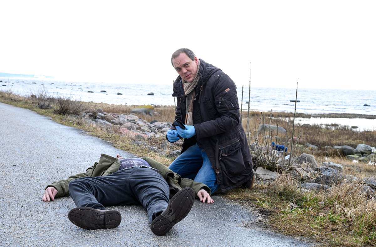 Thomas (Andy Gätjen) untersucht den Toten (Ville Norberg): wurde dieser erschossen, als in sein Haus eingebrochen wurde?