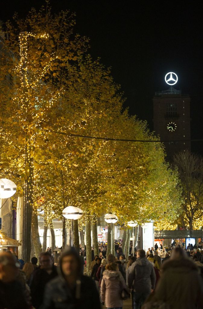 Auch die Bäume an der Königstraße leuchten dank zahlreicher LED-Birnen.