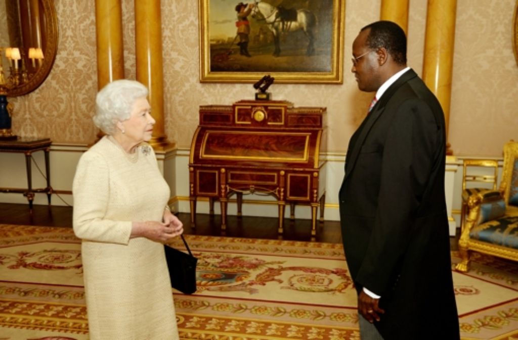 5. November 2014: Im Buckingham Palace empfängt Queen Elizabeth II. den Botschafter von Burundi.