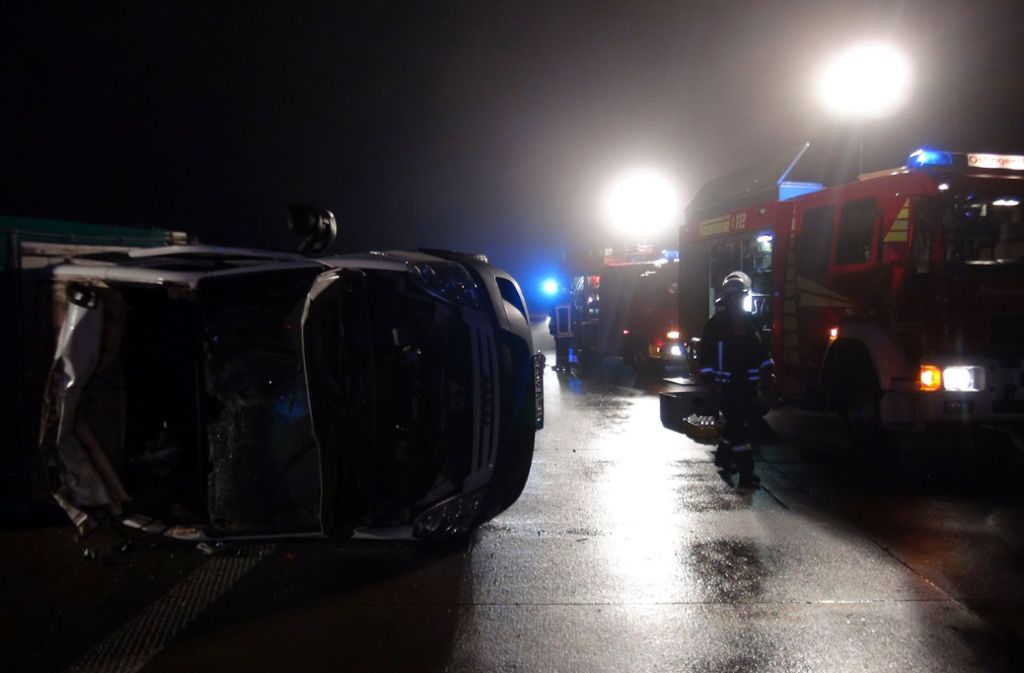 Wie die Polizei in Magdeburg mitteilte, waren an dem Unfall in der Nacht zum Freitag auch zwei Autos beteiligt. Dabei wurde eine Frau leicht verletzt.