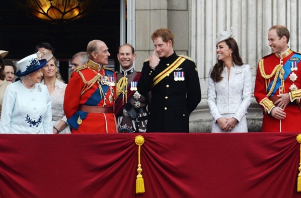 Queen Elizabeth II. hat mit der farbenprächtigen Parade Trooping the Colour ihren 88. Geburtstag nachgefeiert.