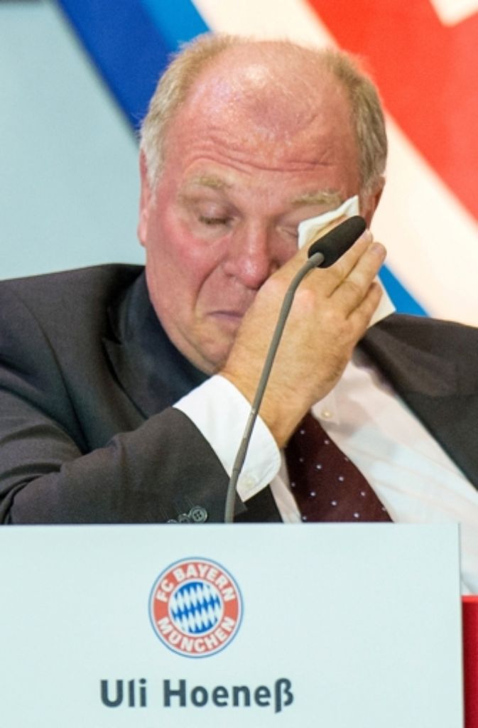 Doch sein Verein hält weiter zu ihm. Auf der Jahreshauptversammlung des FC Bayern München im November 2013 kann Hoeneß seine Rührung darüber nicht verbergen.