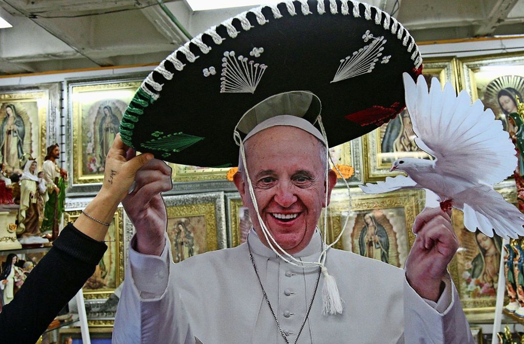 Pileolus und Mariachi-Hut: Bei seiner Mexiko-Reise im Januar 2016 bekam Franziskus in der Basilika von Guadalupe in Mexiko-Stadt einen riesigen Sombrero überreicht, den er über sein weißes Scheitelkäppchen stülpte.