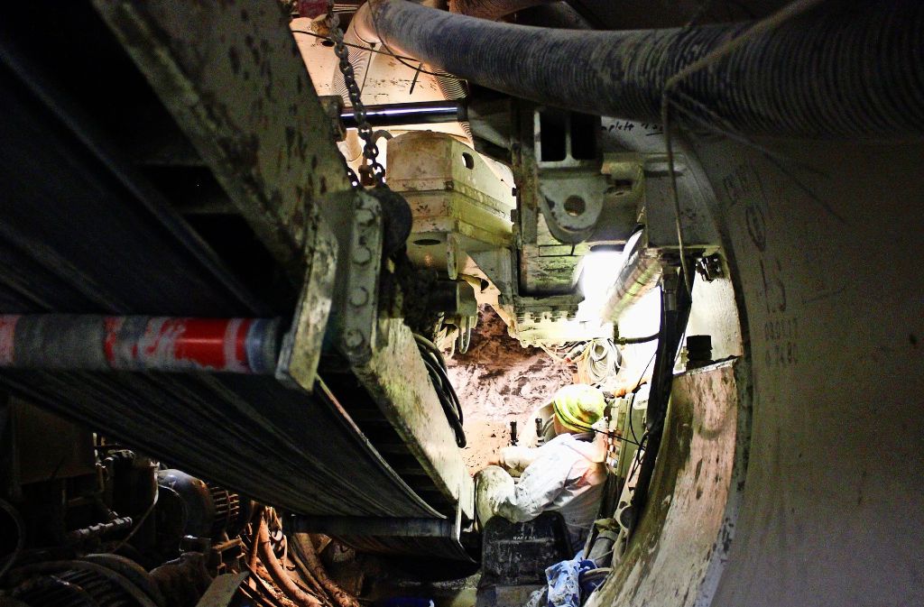 Am Ende des Tunnels wird in beengter Situation teilweise in Zehn-Stunden-Schichten an der Vortriebsmaschine gearbeitet, die sich Meter für Meter nach vorne schiebt.