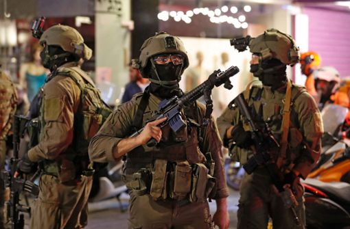 Israelische Sicherheitskräfte haben den mutmaßlichen Attentäter erschossen. Foto: AFP/AHMAD GHARABLI