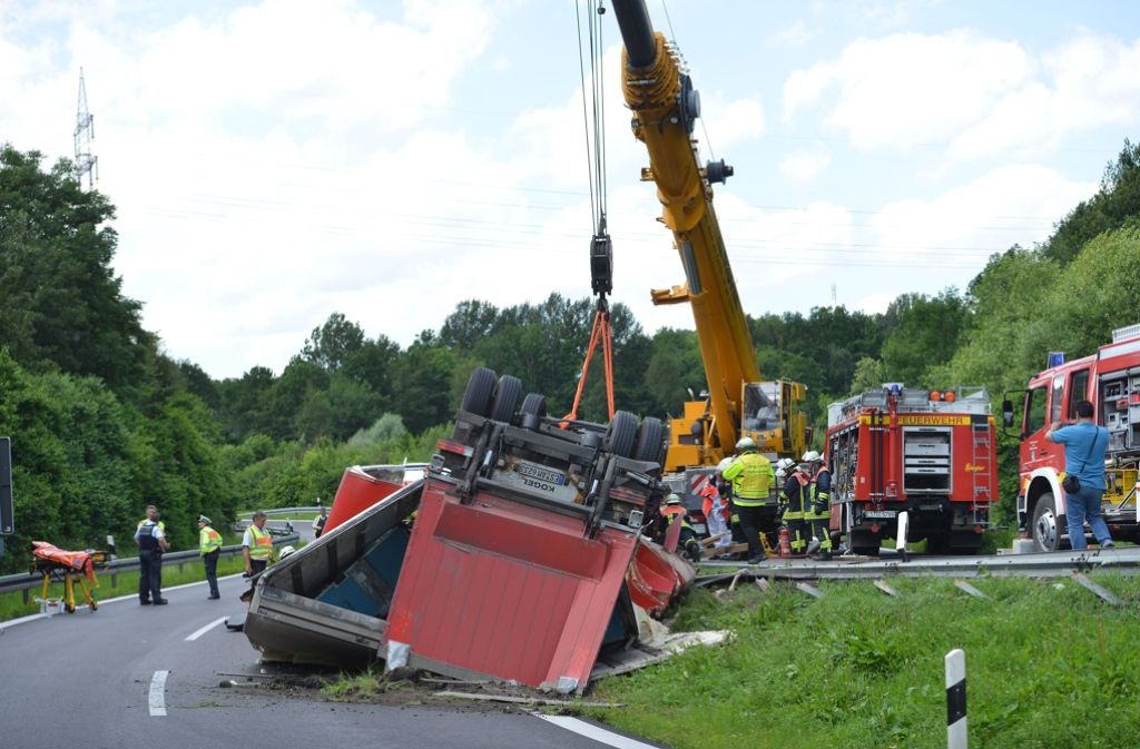 Am Autobahnzubringer bei Wendlingen wurde am Freitagnachmittag ein Lkw-Fahrer schwer verletzt.