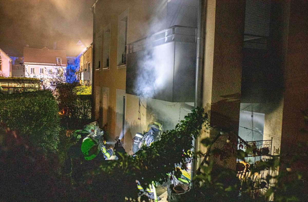 Die EInsatzkräfte der Feuerwehr löschten den Wohnungsbrand vom Balkon und vom Treppenhaus aus.
