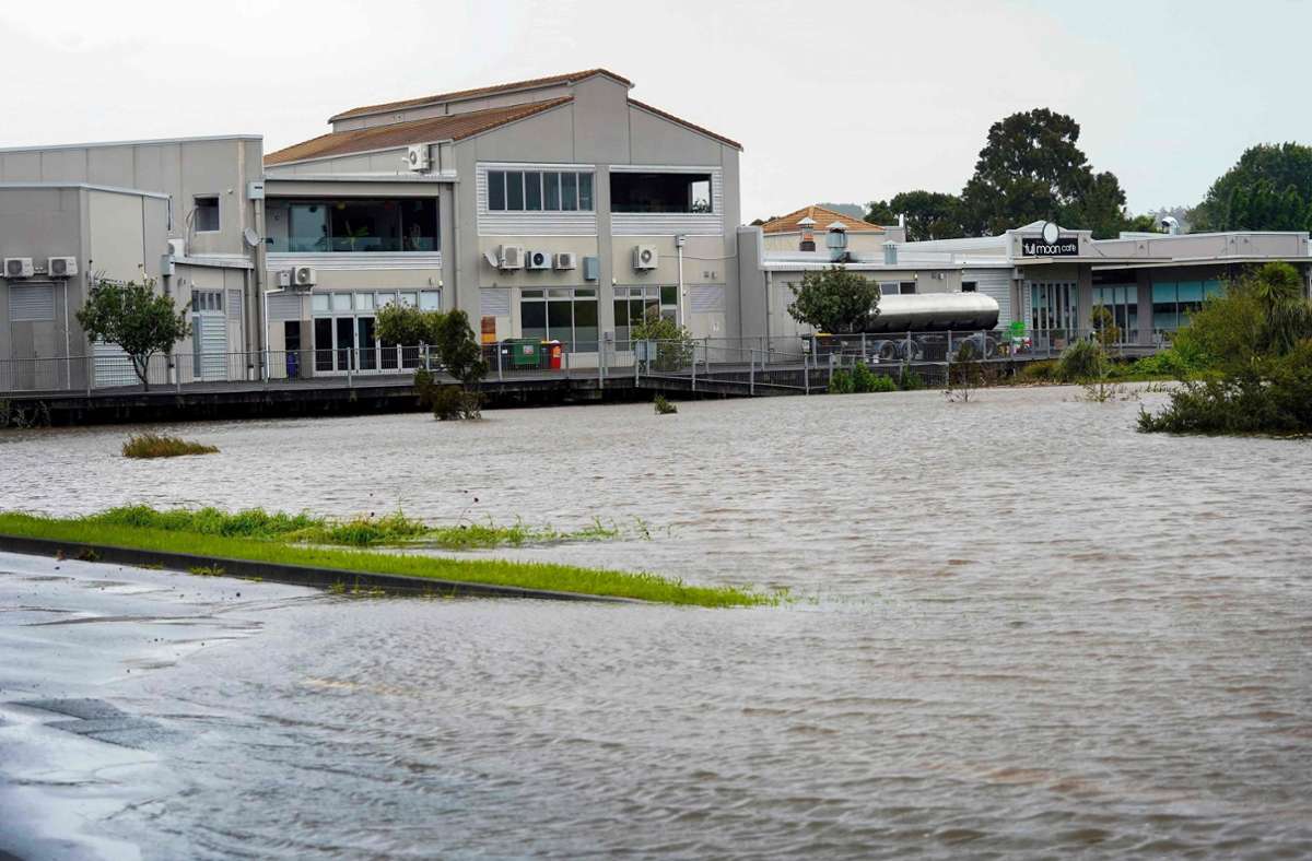 Um das Einkaufszentrum in einem Vorort von Auckland fließt das Hochwasser.
