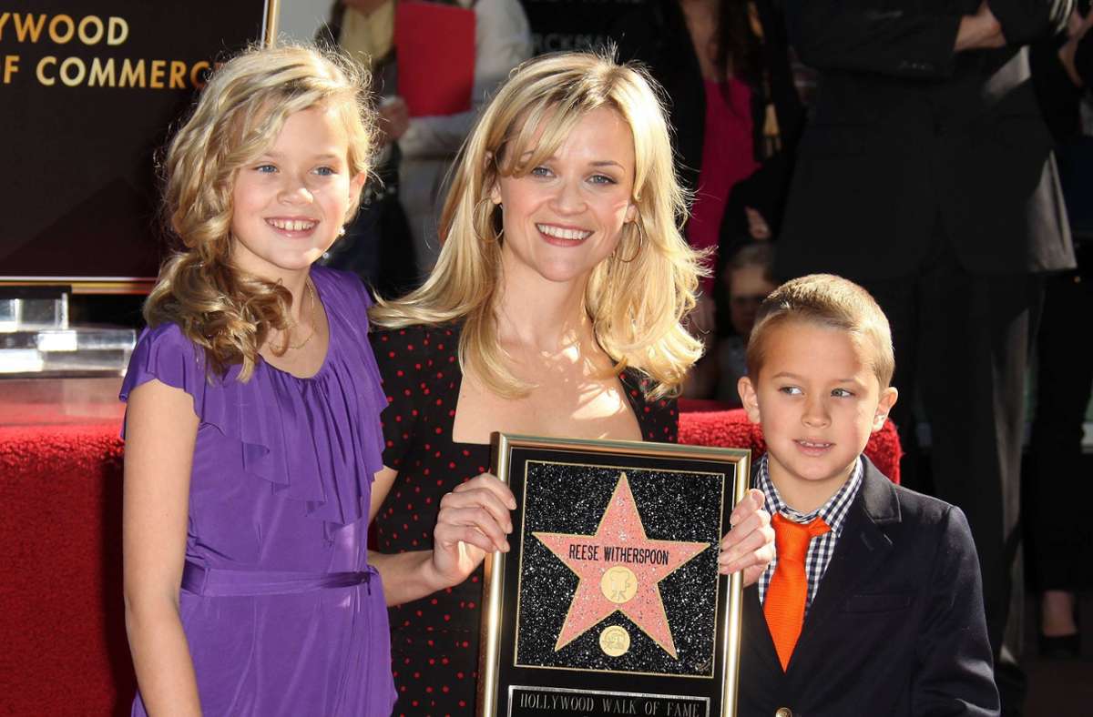 Zwei Kinder hat Schauspielerin Reese Witherspoon aus der Ehe mit ihrem Kollegen Ryan Phillippe: Ava und Deacon.