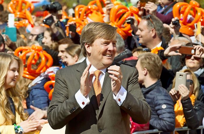 Corona stört Tradition: Niederländer feiern den König vom Sofa aus