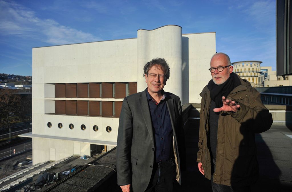 Bibliotheksdirektor Rupert Schaab (li.) und Projektleiter Nikolaus Maier vom Amt für Vermögen und Bau erklären den rund 58 Millionen Euro teuren Bau.