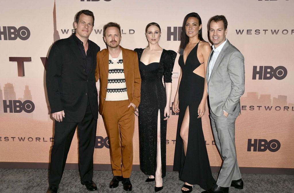 Die „Westworld“-Drehbuchautoren Jonathan Nolan (l.) und Lisa Joy (2.v.r.) posieren gemeinsam mit den Hauptdarstellern Aaron Paul (2.v.l.) und Evan Rachel Wood (m.) sowie HBO-Präsident Casey Bloys (r.).