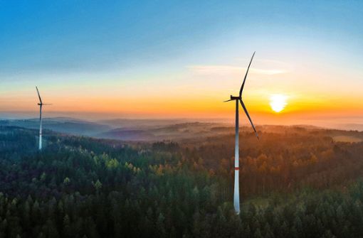 Neue Energien sollen ausgebaut und Kohlendixoid eingespart werden. Das Bild zeigt einen Windpark im Schurwald. Foto: imago/Westend61/Werner Dieterich
