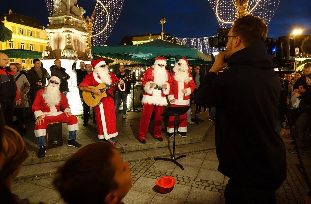 Weihnachtsmänner machen Musik auf dem Ludwigsburger Weihnachtsmarkt.