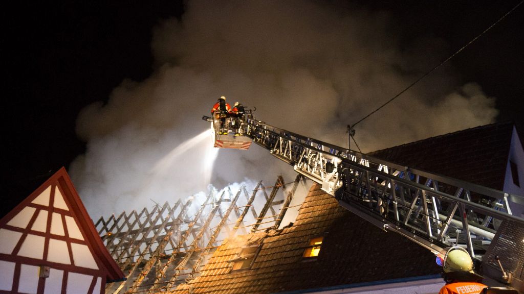  Im Ditzinger Ortsteil Schöckingen ist am Samstagabend ein Feuer in einer Scheune ausgebrochen, das später auf den Dachstuhl eines Wohnhauses übergriff. Die Feuerwehr war mit einem Großaufgebot an Einsatzkräften vor Ort. Der Sachschaden geht in die Hunderttausende. 