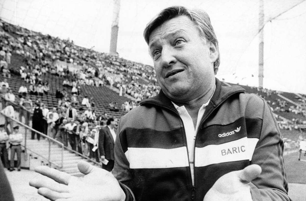 Was soll ich machen? Baric versucht eine 1:4-Niederlage im Münchner Olympiastadion zu erklären. Die Saison 1985/86 verläuft nach damaligen Maßstäben nicht gut. Nach einer 1:2-Niederlage am 25. Spieltag in Köln wird Baric entlassen – auf Platz 6 stehend.
