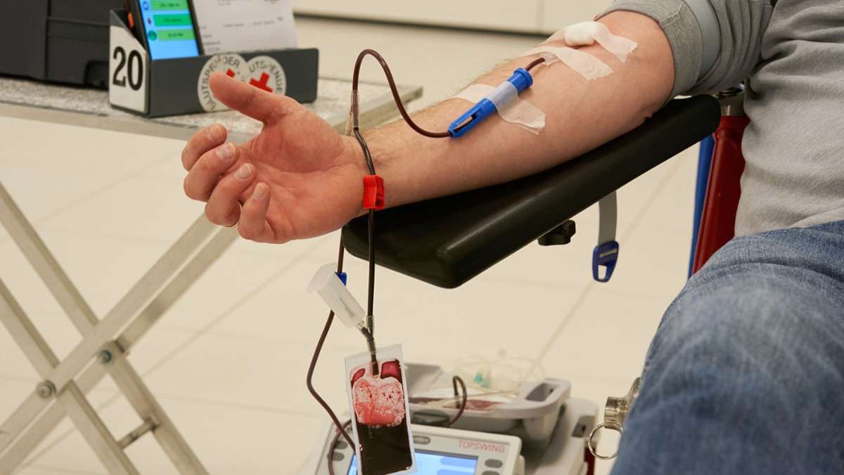  Weil Blutkonserven knapp werden, rufen das Bundesgesundheitsministerium und die Bundeszentrale für gesundheitliche Aufklärung zur Spende von Blut und Blutplasma auf. Der Bestand hat sich durch die Pandemie und wegen der Urlaubszeit verringert. 