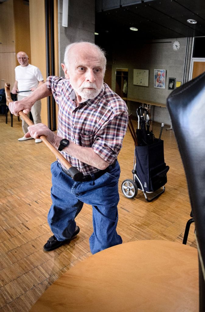 Ältere Menschen mit Krückstock sind für Räuber ein vermeintlich leichtes Opfer.