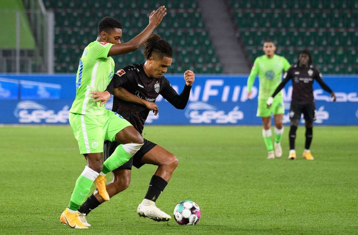 Daniel Didavi behauptet den Ball gegen Wolfsburgs Baku.