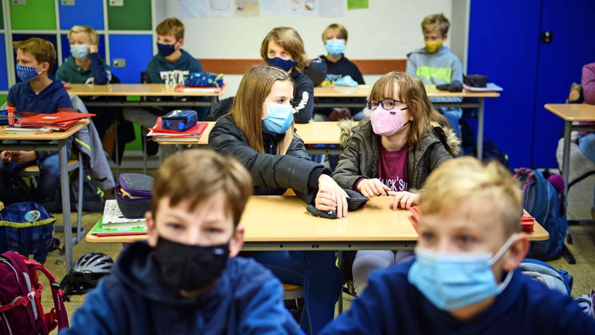  Selbst hätte das Stuttgarter Gesundheitsamt vorerst die Maskenpflicht im Unterricht nicht aufgehoben. Doch nach der Entscheidung des Landes, auf diese Vorgabe vom 18. Oktober an zu verzichten, geht auch die Landeshauptstadt diesen Weg. 