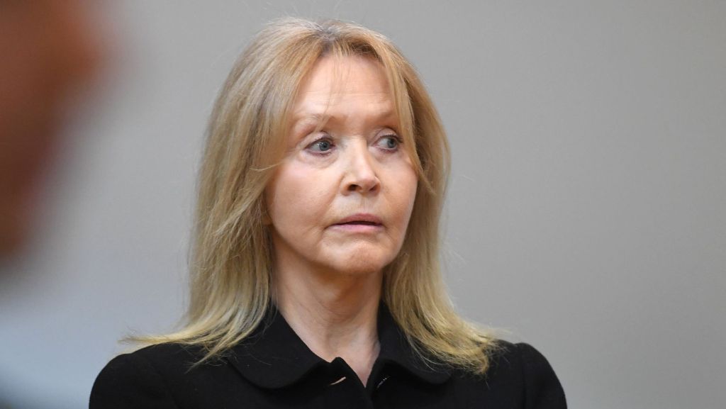  Das Stuttgarter Landgericht hat am Montag erklärt, das Strafverfahren gegen die Frau von Anton Schlecker einzustellen. Ihr war zuvor Beihilfe zum Bankrott vorgeworfen worden. 