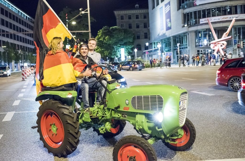Auf der Theodor-Heuss-Straße in Stuttgart haben die Fans der deutschen Nationalmannschaft ausgelassen gefeiert. Dabei kam auch ein Traktor zum Einsatz. Mehr Fotos in unserer Bildergalerie.