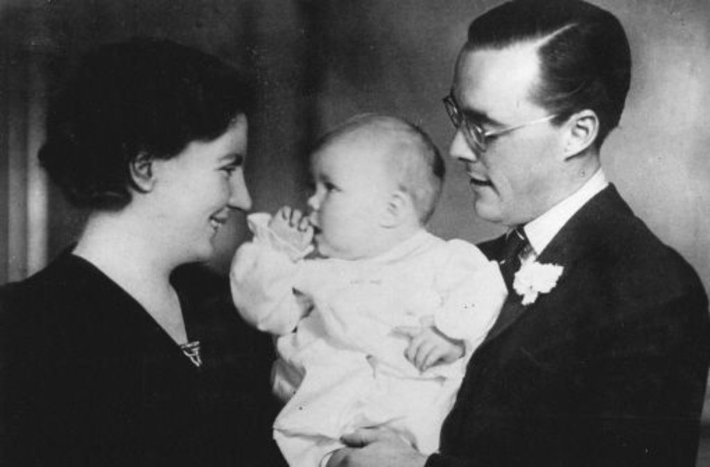 1938 kommt Beatrix in Baarn zur Welt. Ganz Holland bejubelt die Ankuft der neuen Oranje-Prinzessin.