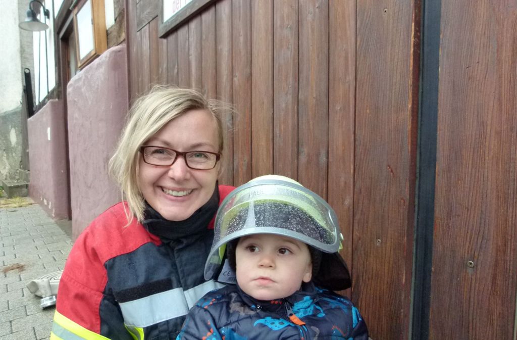 Melanie Hövelmann und ihr Sohn Paul beobachten interessiert die Löschversuche vor dem Münklinger Feuerwehrhaus.