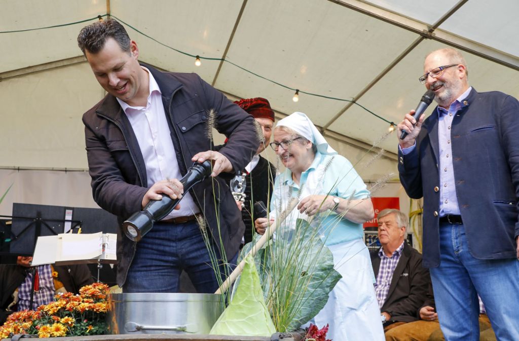 Bürgermeister Carl-Gustav Kalbfell beim Krautabschmecken auf der Kraufestbühne in Echterdingen